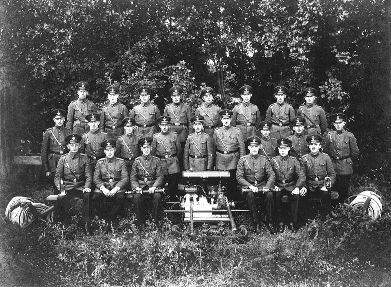 Historisches Schwarzweißfoto: Gründungsmitglieder der Freiwilligen Feuerwehr Müden/Aller in Uniform