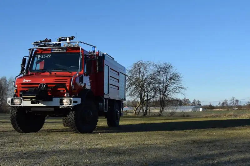 Das neue Tanklöschfahrzeug TLF 4000 auf einer Wiese