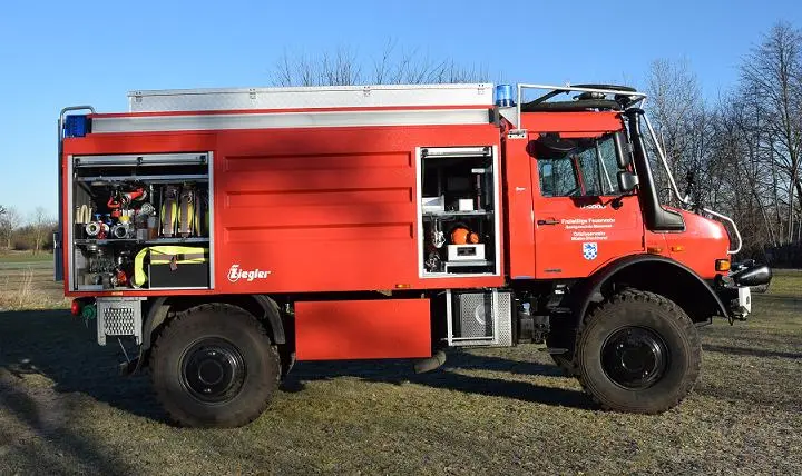 TLF 4000 von der Beifahrerseite mit geöffneten Geräteräumen