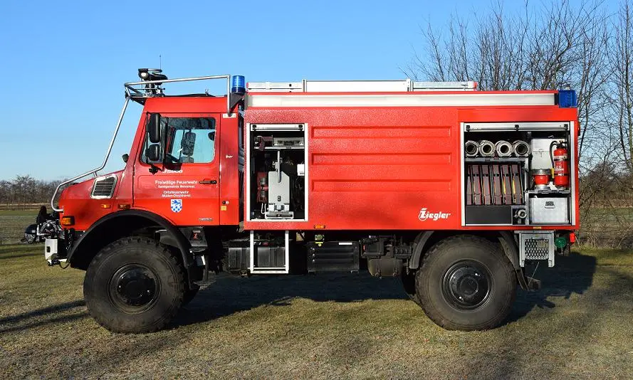 TLF 4000 von der Fahrerseite mit geöffnetem Geräteraum