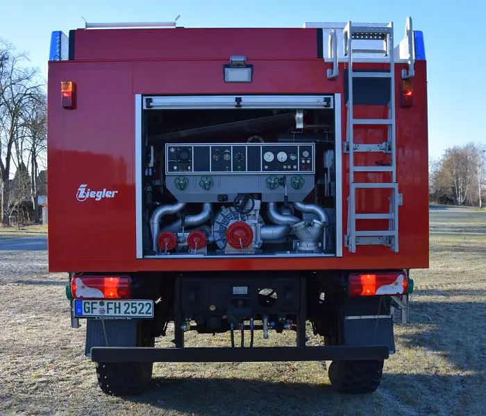 Heck des TLF 4000 mit geöffnetem Pumpenraum und Leiter zum Dach
