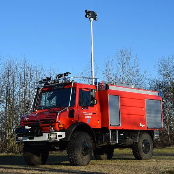 TLF 4000 mit ausgefahrenem Lichtmast