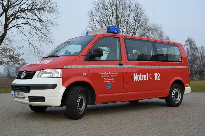 Mannschaftstransportwagen VW T5 in Feuerwehrlackierung