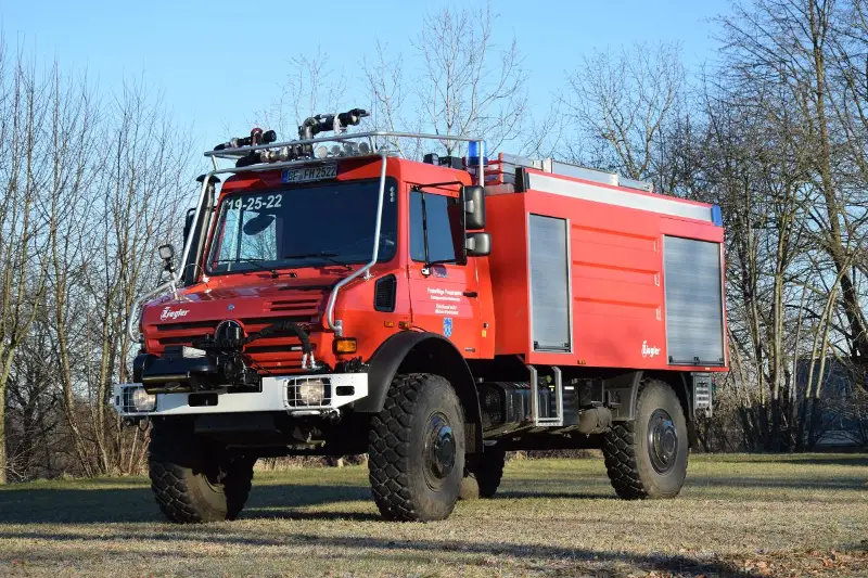 Tanklöschfahrzeug TLF 4000 auf Mercedes-Benz-Unimog-Fahrgestell, Frontansicht schräg von links