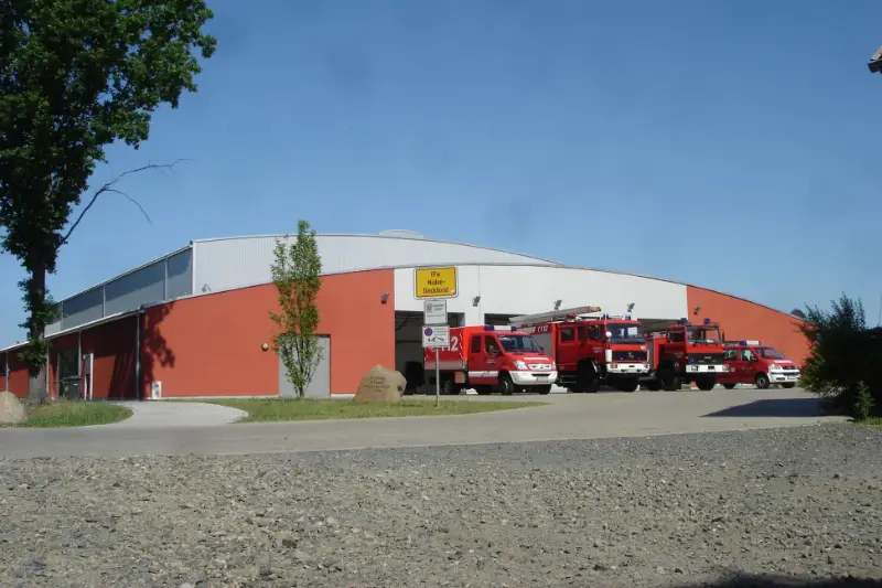 Das gemeinsame Feuerwehrhaus Müden-Dieckhorst mit Fahrzeughalle und Einsatzfahrzeugen