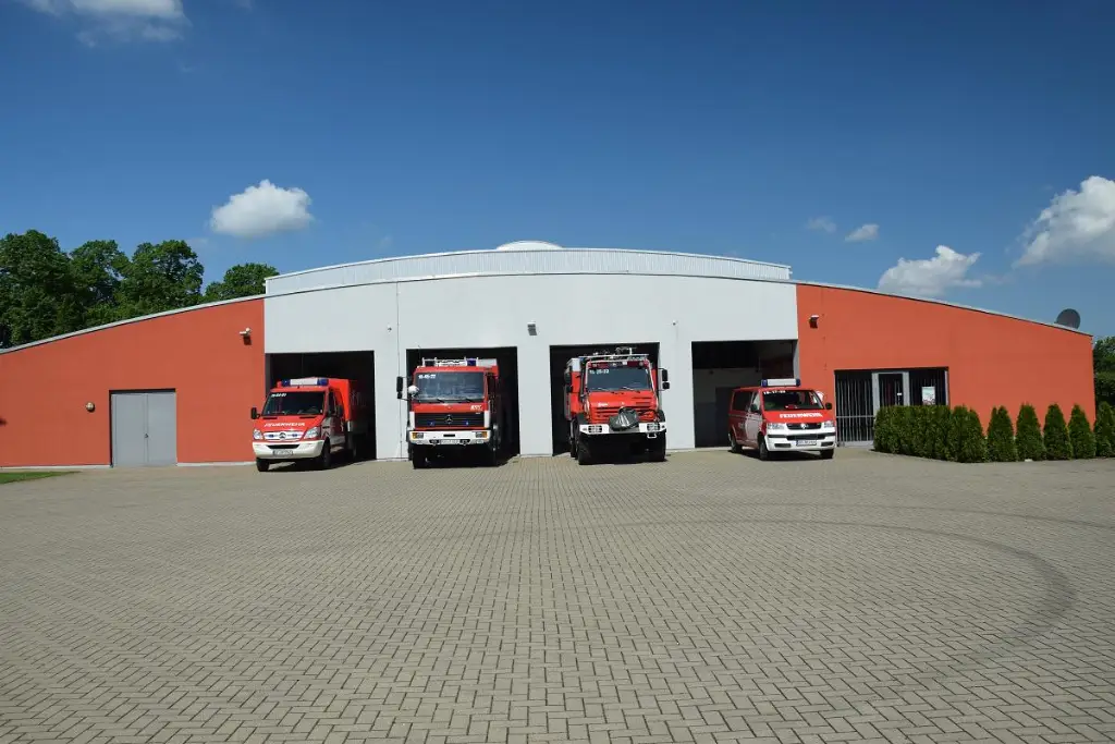 Das Feuerwehrhaus Müden-Dieckhorst mit geöffneten Toren und Einsatzfahrzeugen