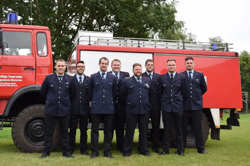 Die 2. Gruppe in Dienstuniform vor einem Feuerwehrfahrzeug