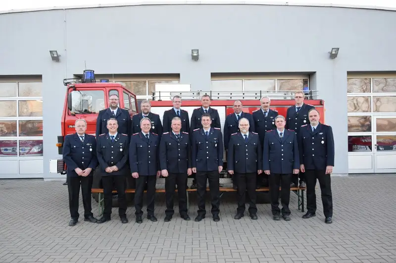 Die 5. Gruppe in Dienstuniform vor dem Feuerwehrhaus
