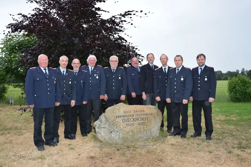 Die 6. Gruppe in Dienstuniform an einem Gedenkstein