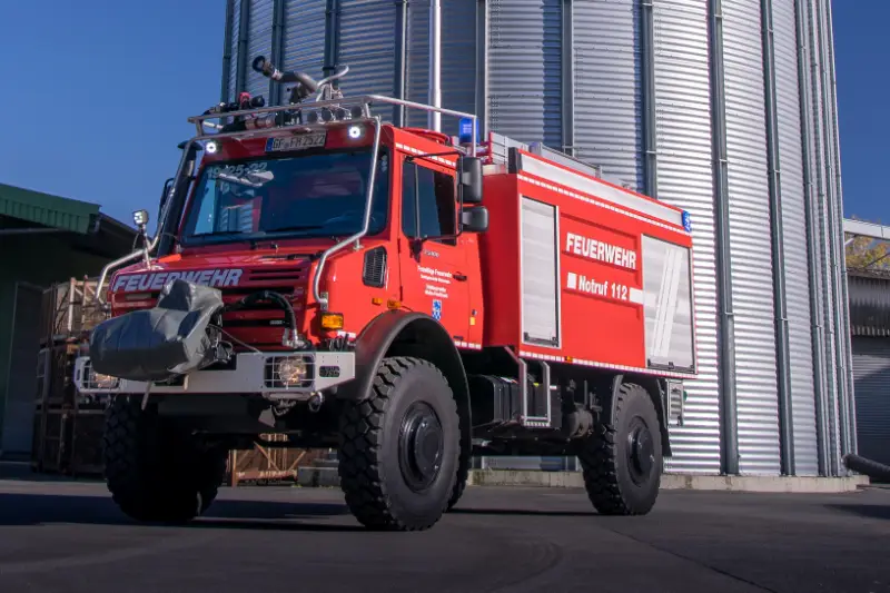 Das TLF 4000 bei Nacht vor einem beleuchteten Getreidesilo