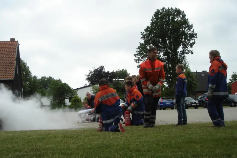 Jugendfeuerwehr bei einer Übung mit dem Feuerlöscher