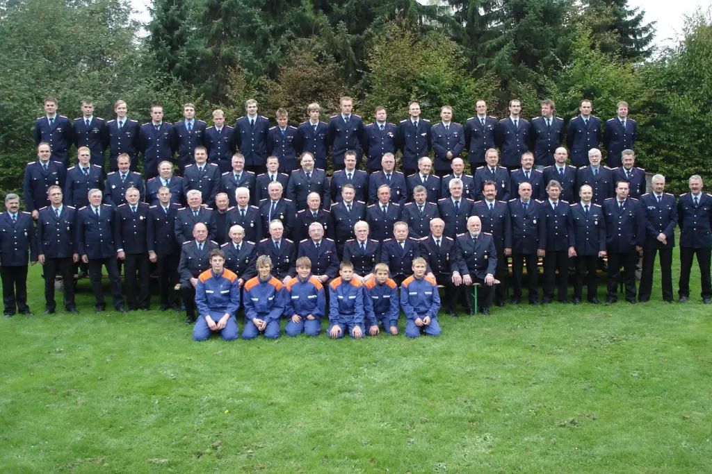 Gruppenfoto der Mitglieder der Freiwilligen Feuerwehr Müden-Dieckhorst in Dienstuniform, vorne die Jugendfeuerwehr